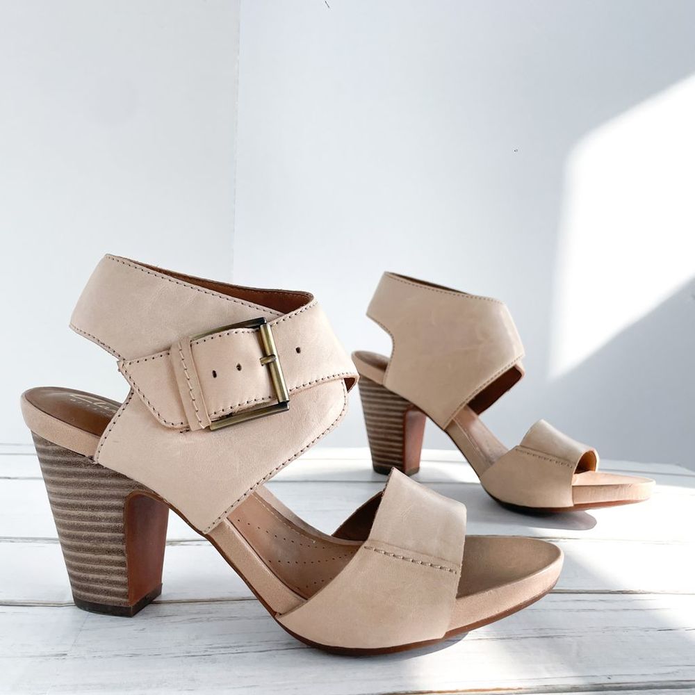 Clarks Oaken Mod Beige Leather Block Heel Sandal